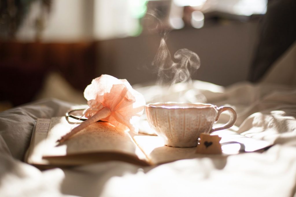 (桂花茶的功效除了能止咳化痰、使口氣清新芬芳外，還能幫助暖胃、使心情愉悅。圖片來源：Unsplash。)